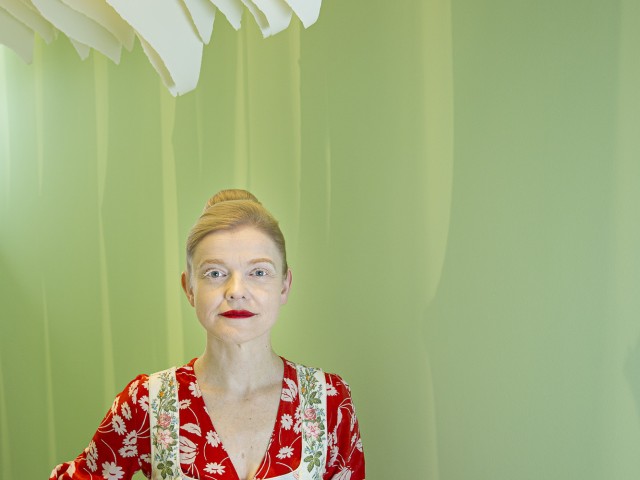 Sasa Hanten-Schmidt unter einem Papierobjekt von Angela Glajcar – Köln 2019